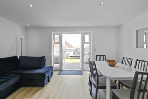 2 Bootmaker Crescent, Raunds, Wellingborough, NN9 6FF