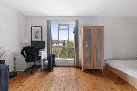 Studio to rent, Junction Road, London, N19 5QD