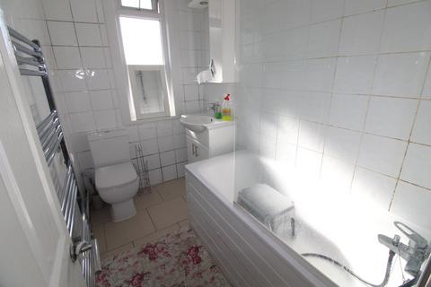 2 bedroom flat to rent, Haselbury Road, Edmonton