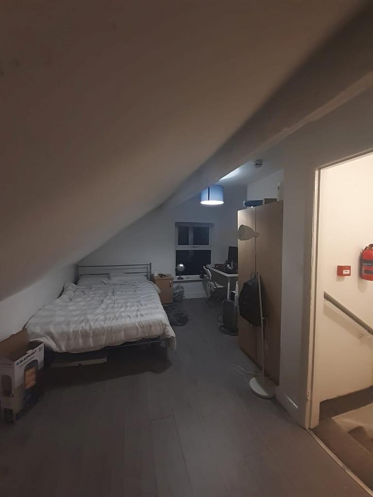 This cozy double bedroom offers a comfortable r...
