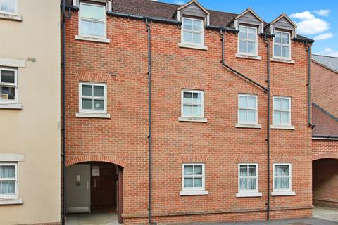 2 bedroom flat to rent, Broka Ct, Pine St, Aylesbury HP19