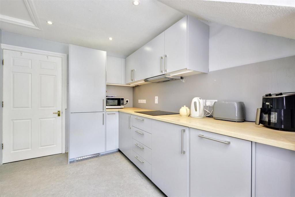 Kitchen 2.jpeg