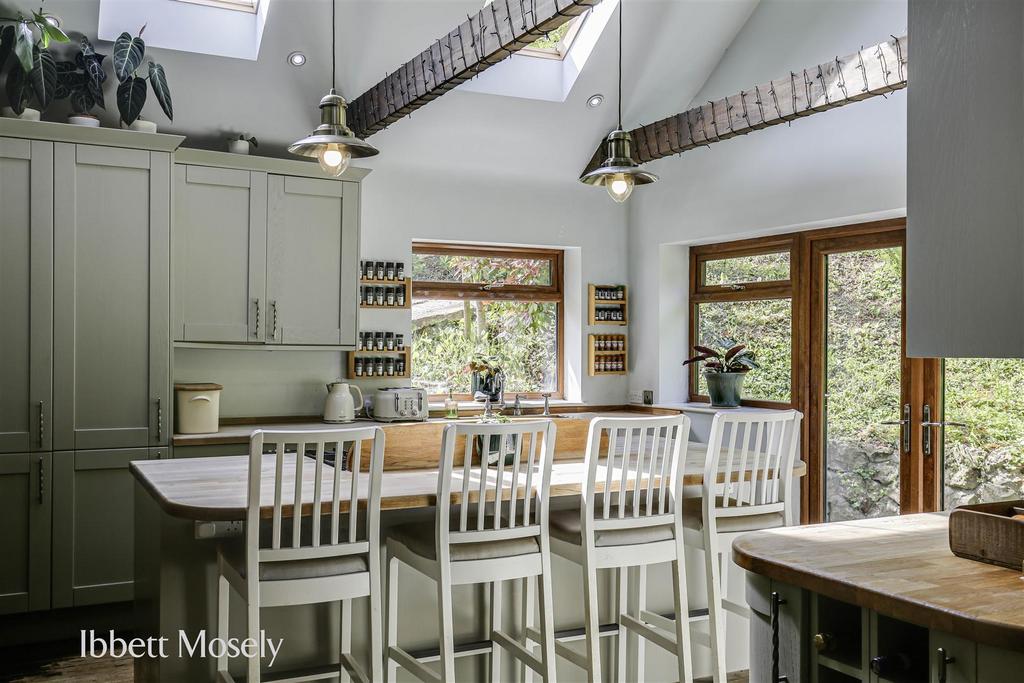 18 Breakfast Area.jpg