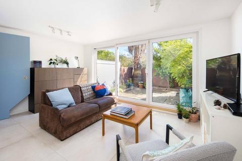 13 Emmott Close, London, E1 4QN