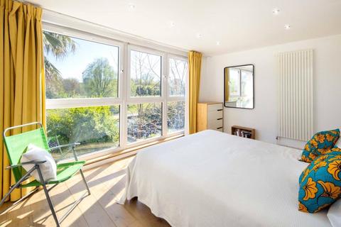 13 Emmott Close, London, E1 4QN