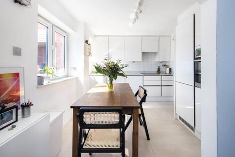 13 Emmott Close, London, E1 4QN