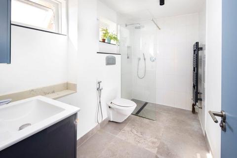 13 Emmott Close, London, E1 4QN