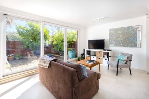 13 Emmott Close, London, E1 4QN