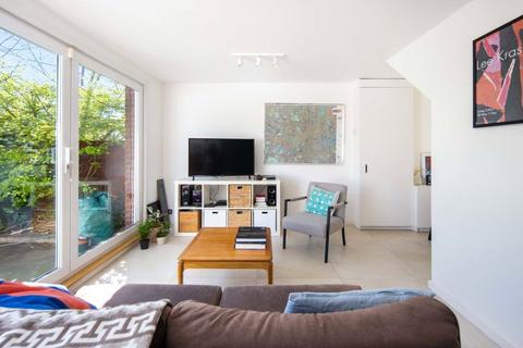 13 Emmott Close, London, E1 4QN