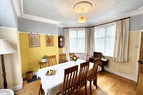 undefined, Queens Drive, Prestwich, M25