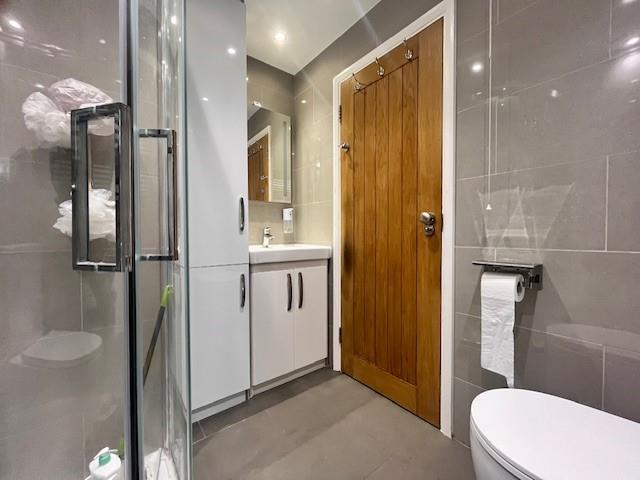 Bathroom2.jpg