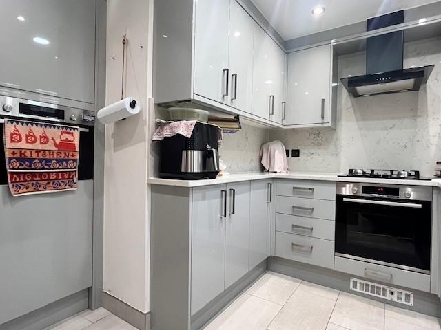 Kitchen2.jpg