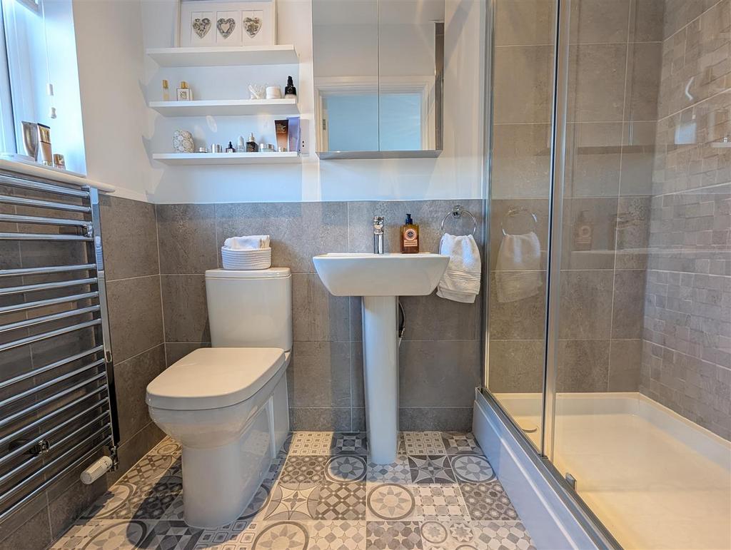 En suite shower room/wc