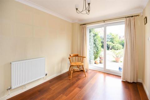 15 Azalea Drive, Trowbridge, BA14 9GG