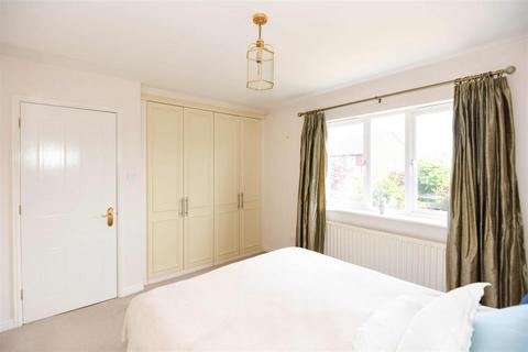 15 Azalea Drive, Trowbridge, BA14 9GG