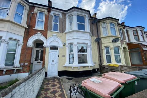 2 bedroom flat to rent, Sheringham Avenue London E12 5PF
