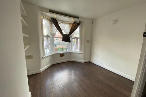 2 bedroom flat to rent, Sheringham Avenue London E12 5PF