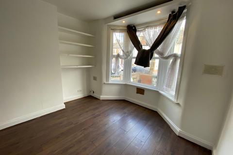 2 bedroom flat to rent, Sheringham Avenue London E12 5PF