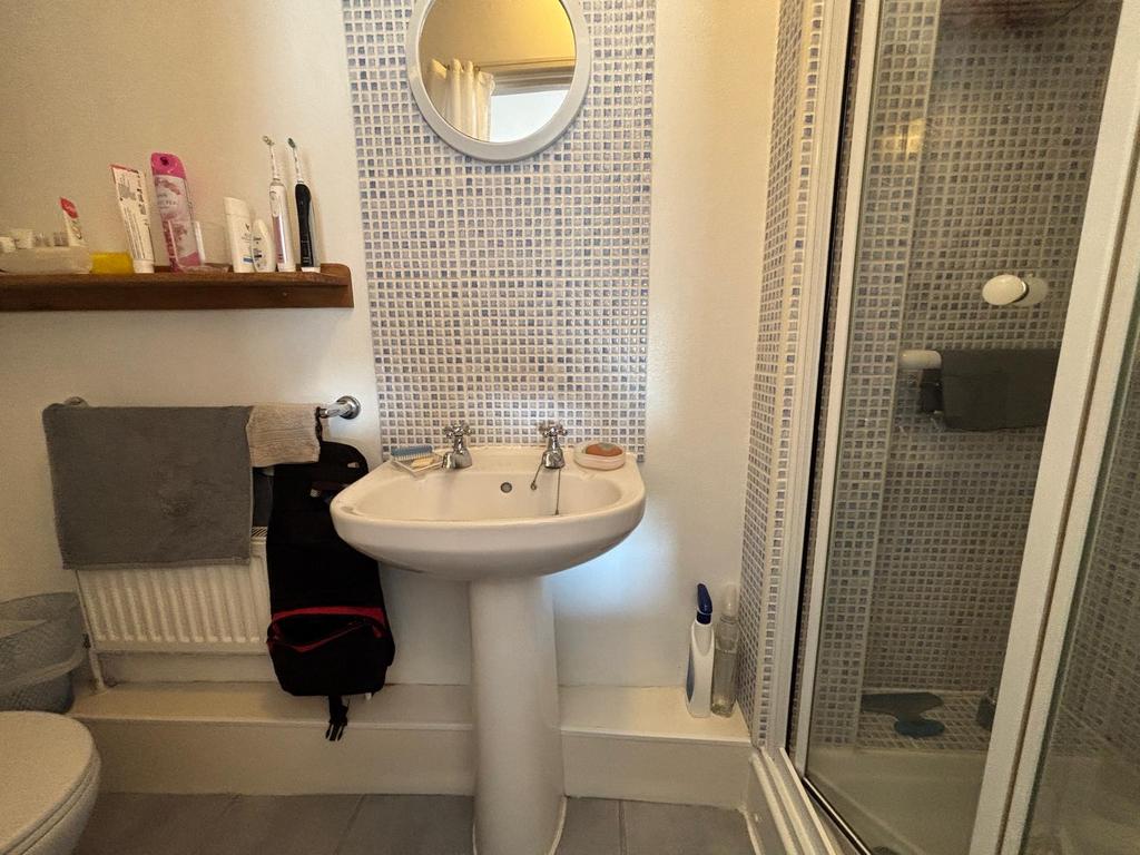 En suite to bedroom 1