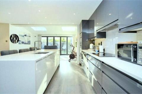 18 Dunnymans Road, Banstead, SM7 2AN