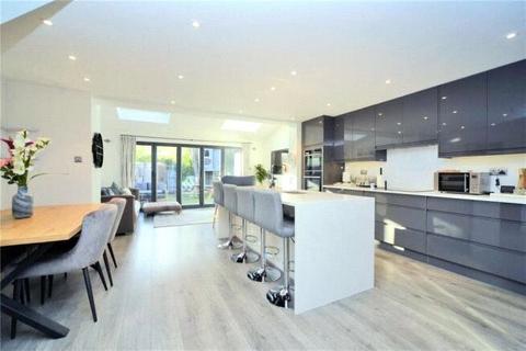 18 Dunnymans Road, Banstead, SM7 2AN