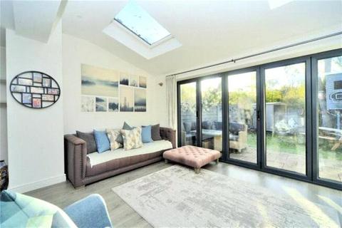 18 Dunnymans Road, Banstead, SM7 2AN