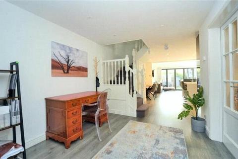 18 Dunnymans Road, Banstead, SM7 2AN