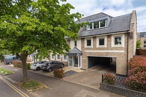 3 bedroom flat for sale, Crows Road, Epping