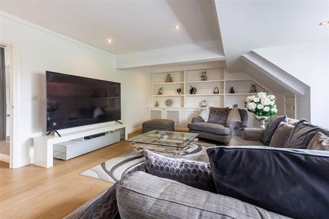 3 bedroom flat for sale, Crows Road, Epping