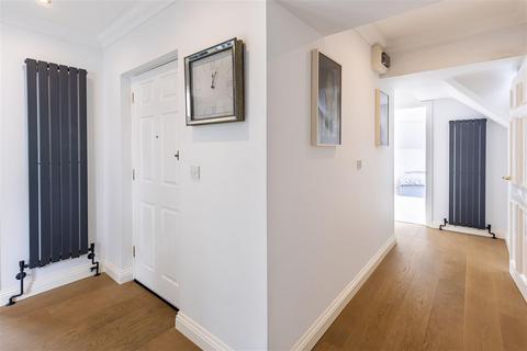 3 bedroom flat for sale, Crows Road, Epping