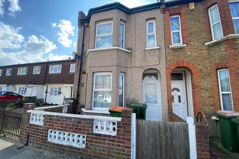 3 bedroom semi-detached house to rent, Third Avenue London E12 6DU