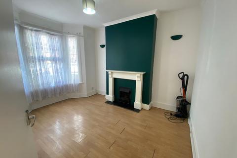 3 bedroom semi-detached house to rent, Third Avenue London E12 6DU