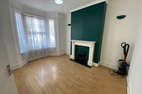 3 bedroom semi-detached house to rent, Third Avenue London E12 6DU
