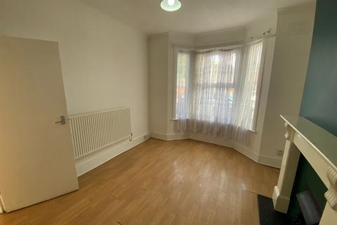 3 bedroom semi-detached house to rent, Third Avenue London E12 6DU