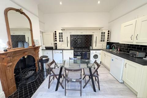4 bedroom apartment to rent, Park Avenue, Endcliffe, Sheffield