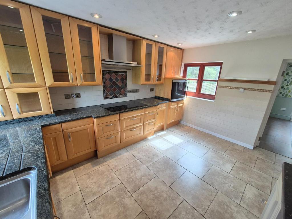 Kitchen 2.jpg
