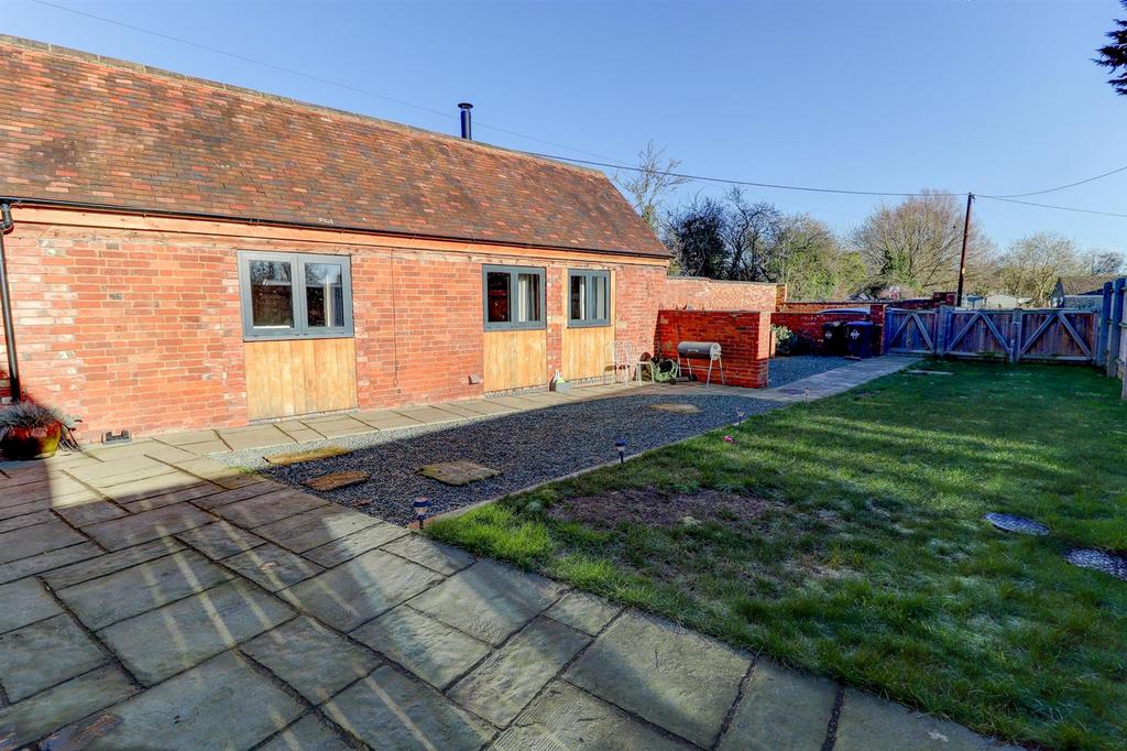 Exterior/Rear Private Garden