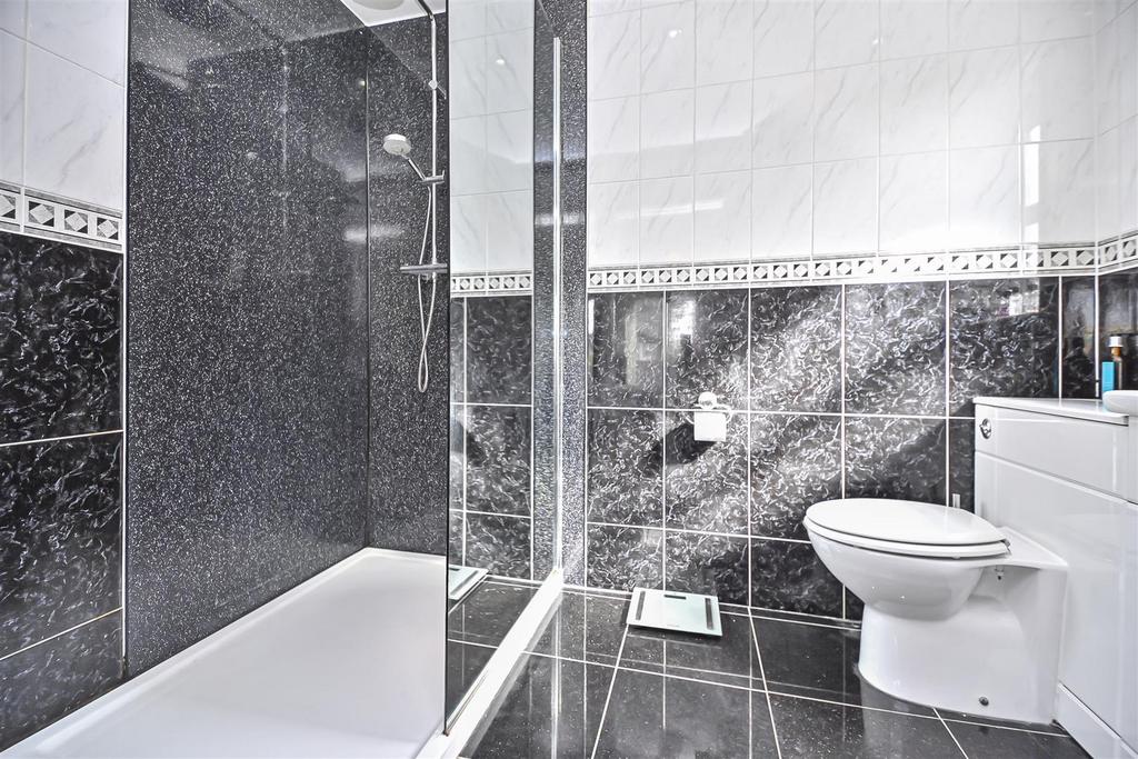 2 St Mary's Court En-Suite (1).jpg