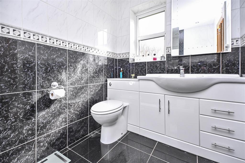 2 St Mary's Court En-Suite (2).jpg