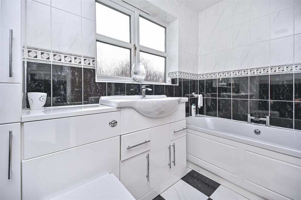 2 St Mary's Court Bathroom (2).jpg