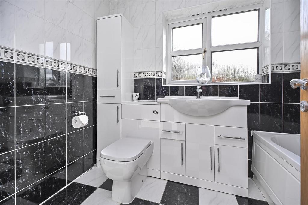 2 St Mary's Court Bathroom (1).jpg