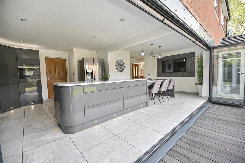 2 St Mary's Court Kitchen Dining Room (10).jpg
