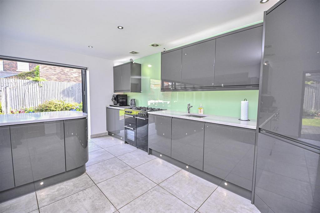 2 St Mary's Court Kitchen Dining Room (6).jpg