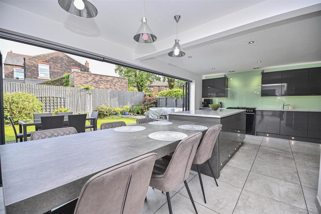 2 St Mary's Court Kitchen Dining Room (1).jpg
