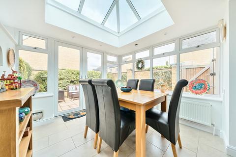 2 Chalcroft Close, Ducklington, Witney, OX29 7TP