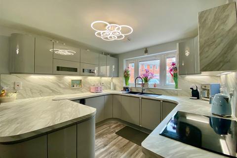 8 Oakthorpe, Hampton Centre, Peterborough, PE7 8PJ