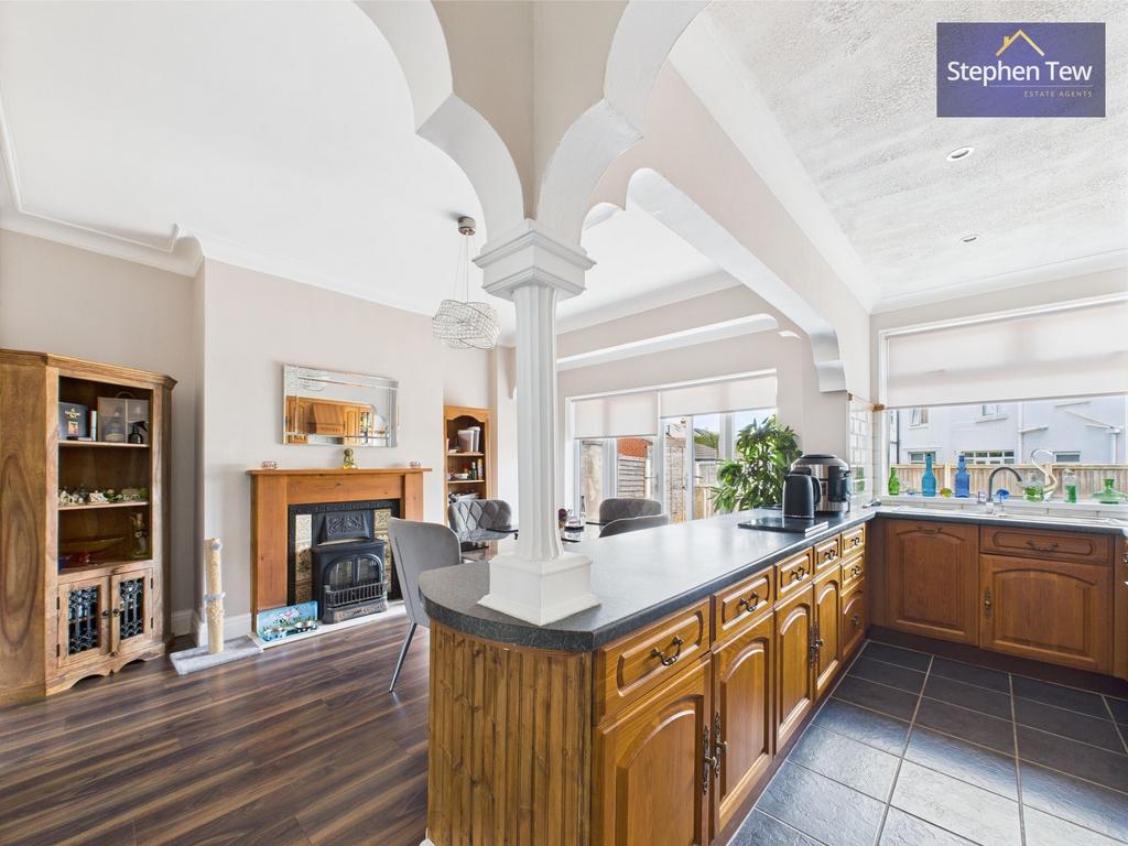 Kitchen/ Dining Room