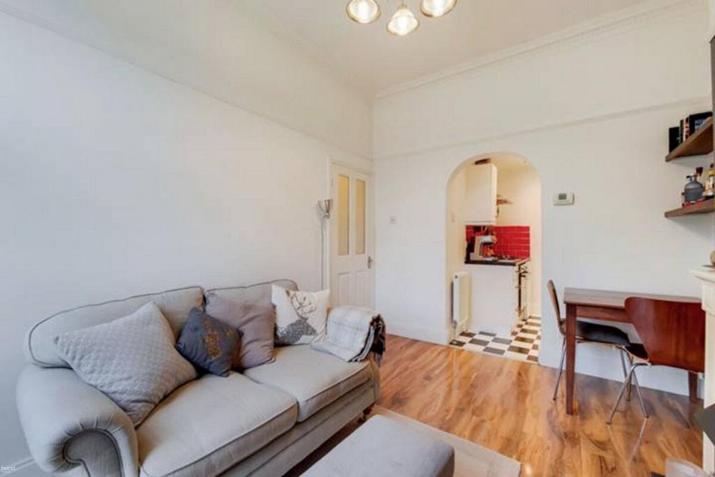 Apartment in HARROW - View 2