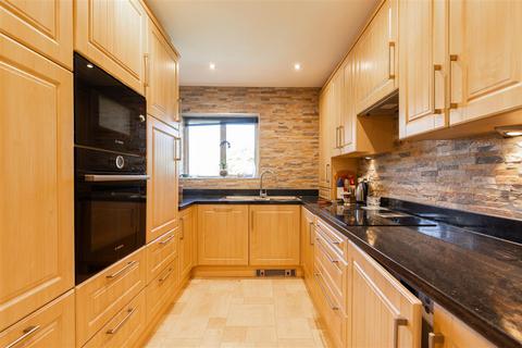 3 bedroom apartment for sale, Princess Court, Leeds LS17