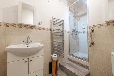 3 bedroom apartment for sale, Princess Court, Leeds LS17
